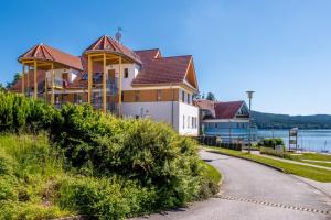 una casa en una colina con un camino en Apartment Riviera 507-5a Lipno Home, en Lipno nad Vltavou