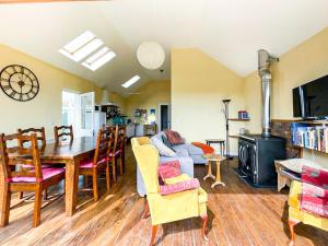 ein Wohnzimmer mit einem Tisch und einem Sofa in der Unterkunft Quirky, Cosy 3BR Cottage With Patio in Canty Bay, Sleeps 10 in North Berwick