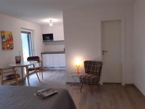 a room with a bed and a table and a chair at Stilvolles Studio im Allgäu in Rettenbach am Auerberg