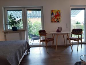 um quarto com uma cama, uma mesa e cadeiras em Stilvolles Studio im Allgäu em Rettenbach am Auerberg