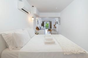 Postel nebo postele na pokoji v ubytování Korina's Suites