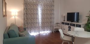 Televízia a/alebo spoločenská miestnosť v ubytovaní APARTAMENTO RIVAS, JUNTO a LA PLAYA TORRECILLA NERJA