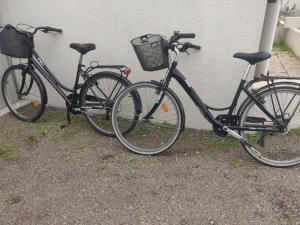 Duas bicicletas estão estacionadas ao lado de um edifício em Maison au Coeur des Sables d'Olonne em Les Sables-dʼOlonne