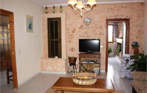 TV a/nebo společenská místnost v ubytování Nice Home In Algaida With House A Mountain View