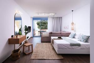 una sala de estar con una cama y un sofá en Suites De Luxe Katerina, en Kokkinos Pirgos