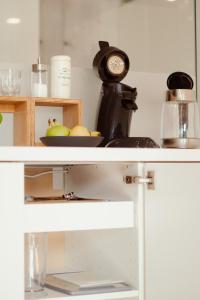 a counter with a plate of fruit and a clock at Loft-Apartment - Bestlage am Kurpark mit Terrasse - kostenloses Parken - Küche - Netflix - Waschmaschine in Wiesbaden
