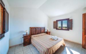 ein Schlafzimmer mit einem Bett und einem Fenster in der Unterkunft Li Scalitti 1 in Badesi