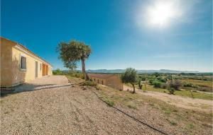 eine unbefestigte Straße neben einem Gebäude mit einem Baum in der Unterkunft Li Scalitti 1 in Badesi