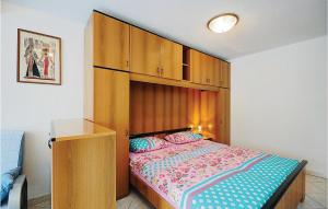 - une chambre avec un lit doté d'une grande tête de lit en bois dans l'établissement Beautiful Apartment In Pula With Kitchen, à Pula