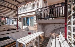 - une table de pique-nique sur la terrasse couverte d'une maison dans l'établissement Beautiful Apartment In Pula With Kitchen, à Pula