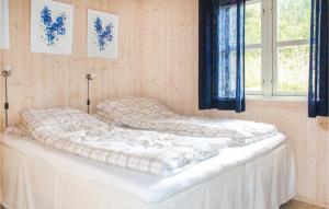 Postel nebo postele na pokoji v ubytování Awesome Home In Sogndal With House A Mountain View