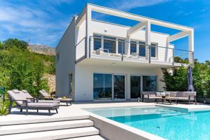 Bazén v ubytovaní NEW! Seaview Villa ABA with 38sqm heated infinity pool, 4 bedrooms, Media room, 150m from sea alebo v jeho blízkosti