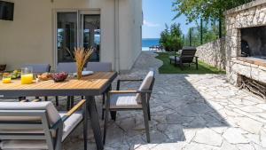 Balkón alebo terasa v ubytovaní NEW! Seaview Villa ABA with 38sqm heated infinity pool, 4 bedrooms, Media room, 150m from sea