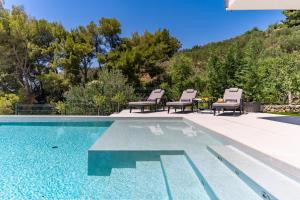 Bazén v ubytovaní NEW! Seaview Villa ABA with 38sqm heated infinity pool, 4 bedrooms, Media room, 150m from sea alebo v jeho blízkosti