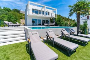 Bazén v ubytovaní NEW! Seaview Villa ABA with 38sqm heated infinity pool, 4 bedrooms, Media room, 150m from sea alebo v jeho blízkosti