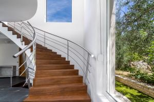 Fotografia z galérie ubytovania NEW! Seaview Villa ABA with 38sqm heated infinity pool, 4 bedrooms, Media room, 150m from sea v destinácii Podstrana