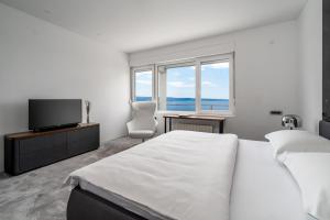 Posteľ alebo postele v izbe v ubytovaní NEW! Seaview Villa ABA with 38sqm heated infinity pool, 4 bedrooms, Media room, 150m from sea