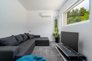 Televízia a/alebo spoločenská miestnosť v ubytovaní NEW! Seaview Villa ABA with 38sqm heated infinity pool, 4 bedrooms, Media room, 150m from sea