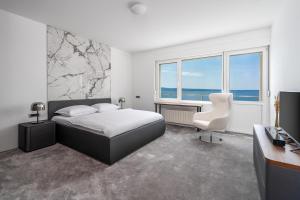 Posteľ alebo postele v izbe v ubytovaní NEW! Seaview Villa ABA with 38sqm heated infinity pool, 4 bedrooms, Media room, 150m from sea