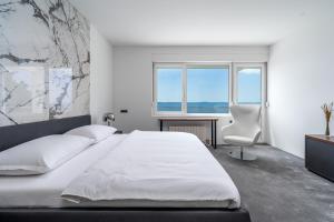 Posteľ alebo postele v izbe v ubytovaní NEW! Seaview Villa ABA with 38sqm heated infinity pool, 4 bedrooms, Media room, 150m from sea