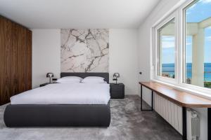 Posteľ alebo postele v izbe v ubytovaní NEW! Seaview Villa ABA with 38sqm heated infinity pool, 4 bedrooms, Media room, 150m from sea