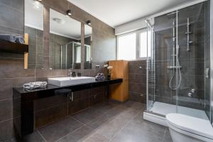 Kúpeľňa v ubytovaní NEW! Seaview Villa ABA with 38sqm heated infinity pool, 4 bedrooms, Media room, 150m from sea