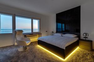 Posteľ alebo postele v izbe v ubytovaní NEW! Seaview Villa ABA with 38sqm heated infinity pool, 4 bedrooms, Media room, 150m from sea