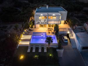Bazén v ubytovaní NEW! Seaview Villa ABA with 38sqm heated infinity pool, 4 bedrooms, Media room, 150m from sea alebo v jeho blízkosti