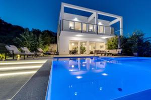 Bazén v ubytovaní NEW! Seaview Villa ABA with 38sqm heated infinity pool, 4 bedrooms, Media room, 150m from sea alebo v jeho blízkosti