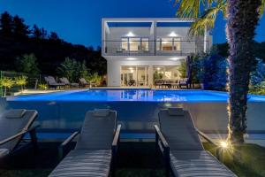 Bazén v ubytovaní NEW! Seaview Villa ABA with 38sqm heated infinity pool, 4 bedrooms, Media room, 150m from sea alebo v jeho blízkosti