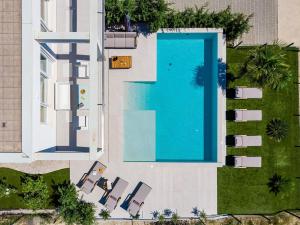Bazén v ubytovaní NEW! Seaview Villa ABA with 38sqm heated infinity pool, 4 bedrooms, Media room, 150m from sea alebo v jeho blízkosti