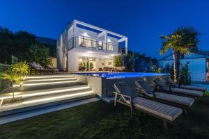 Bazén v ubytovaní NEW! Seaview Villa ABA with 38sqm heated infinity pool, 4 bedrooms, Media room, 150m from sea alebo v jeho blízkosti