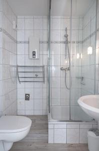 e bagno con doccia, servizi igienici e lavandino. di Duen12_43 a Westerland