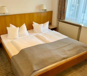 Ein Bett oder Betten in einem Zimmer der Unterkunft Hotel Fortuna