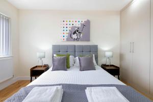 En eller flere senger på et rom på Oxford Rd 2 Bed Serviced Apartment 06 with Parking, Reading By 360Stays