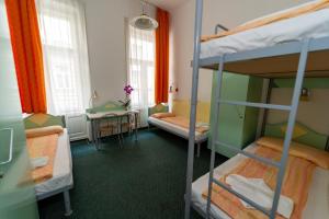מיטה או מיטות קומותיים בחדר ב-MP Hostel Budapest