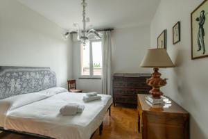 sypialnia z łóżkiem i stołem z ręcznikami w obiekcie Daisy Home - Padova vicino ad ospedale w Padwie