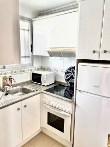 Kuchyň nebo kuchyňský kout v ubytování Apartamentos Ulia