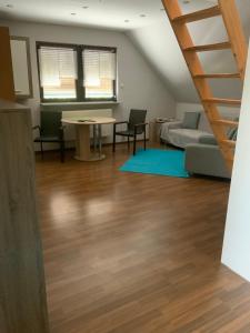 Posezení v ubytování Ferien/ Monteurzimmer mit gemeinsam Wozi, Kü, Bad, WLAN