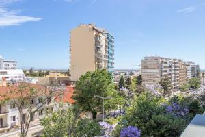 uma vista para uma cidade com árvores e edifícios em Avenue 41 Guest House em Faro