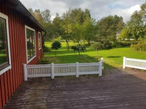 um banco branco sentado ao lado de uma casa em Private Room in Shared House-Close to University and Hospital-6 em Umeå
