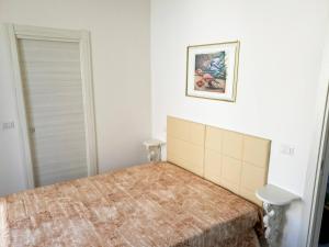 - une chambre avec un lit et une photo sur le mur dans l'établissement Piazza La Torre, à Anacapri