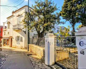a street with a fence and a building at Piazza La Torre in Anacapri
