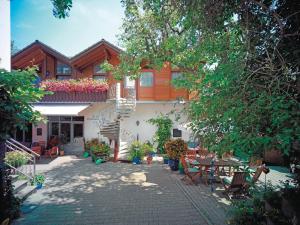 a house with a patio and a table and chairs at Weinhaus am Schieferfels in Veldenz