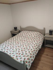um quarto com uma cama com um edredão em Superbe appartement neuf T3 6pers 45m2 em Font Romeu Odeillo Via