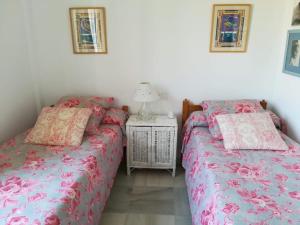 2 nebeneinander sitzende Betten in einem Schlafzimmer in der Unterkunft Islantilla urb Hoyo 12 in Lepe