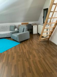 Posezení v ubytování Ferien/ Monteurzimmer mit gemeinsam Wozi, Kü, Bad, WLAN