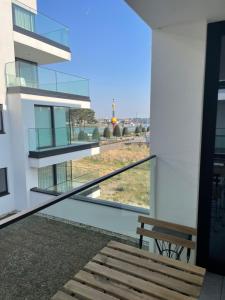 - une vue depuis le balcon d'un bâtiment avec un banc dans l'établissement Green h(e)aven, à Nieuport