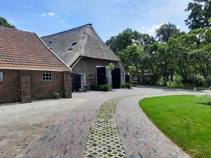 un bâtiment en briques avec une passerelle en briques devant lui dans l'établissement De Mussenhof, à Westdorp