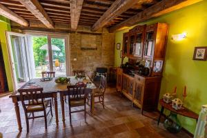 a kitchen with a table and chairs in a room at L'Olmo di Casigliano in Cessapalombo